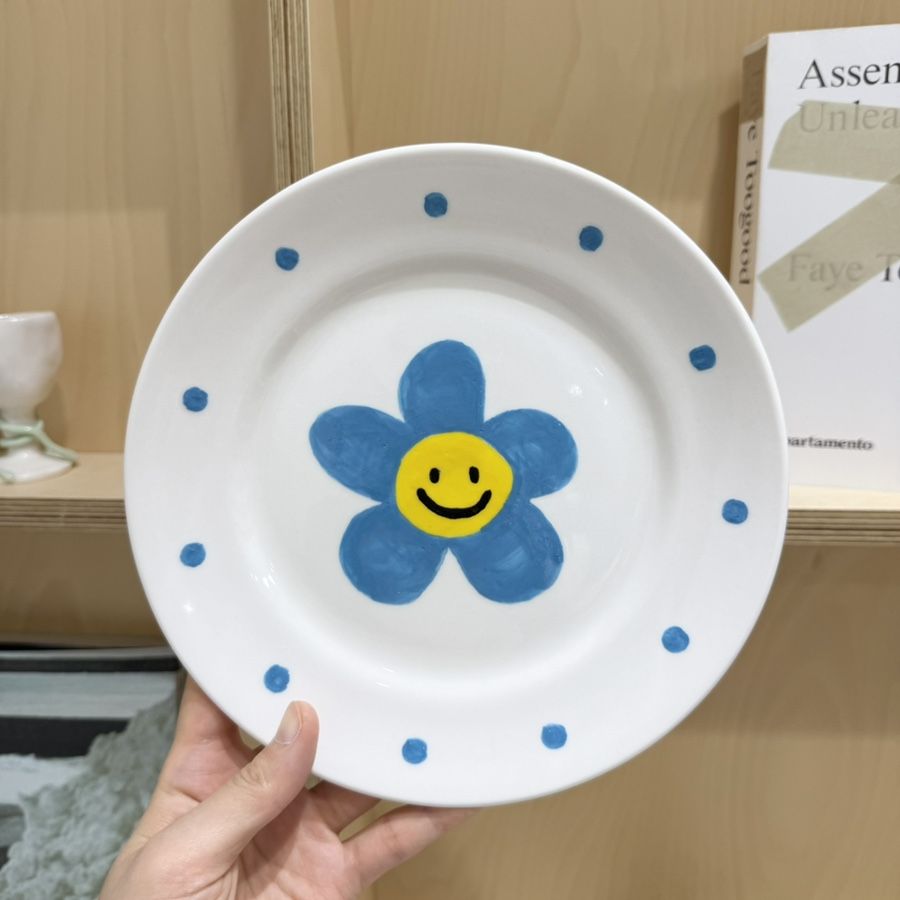 꽃 그림을 그린 초벌 접시